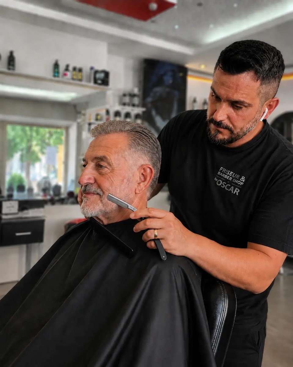 Klassische Rasur mit dem Rasiermesser im Oscar Alex Barbershop