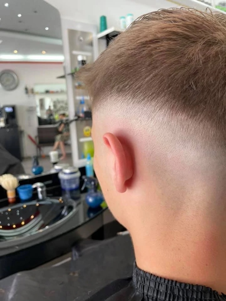 Detailaufnahme eines Fades rund um das Ohr