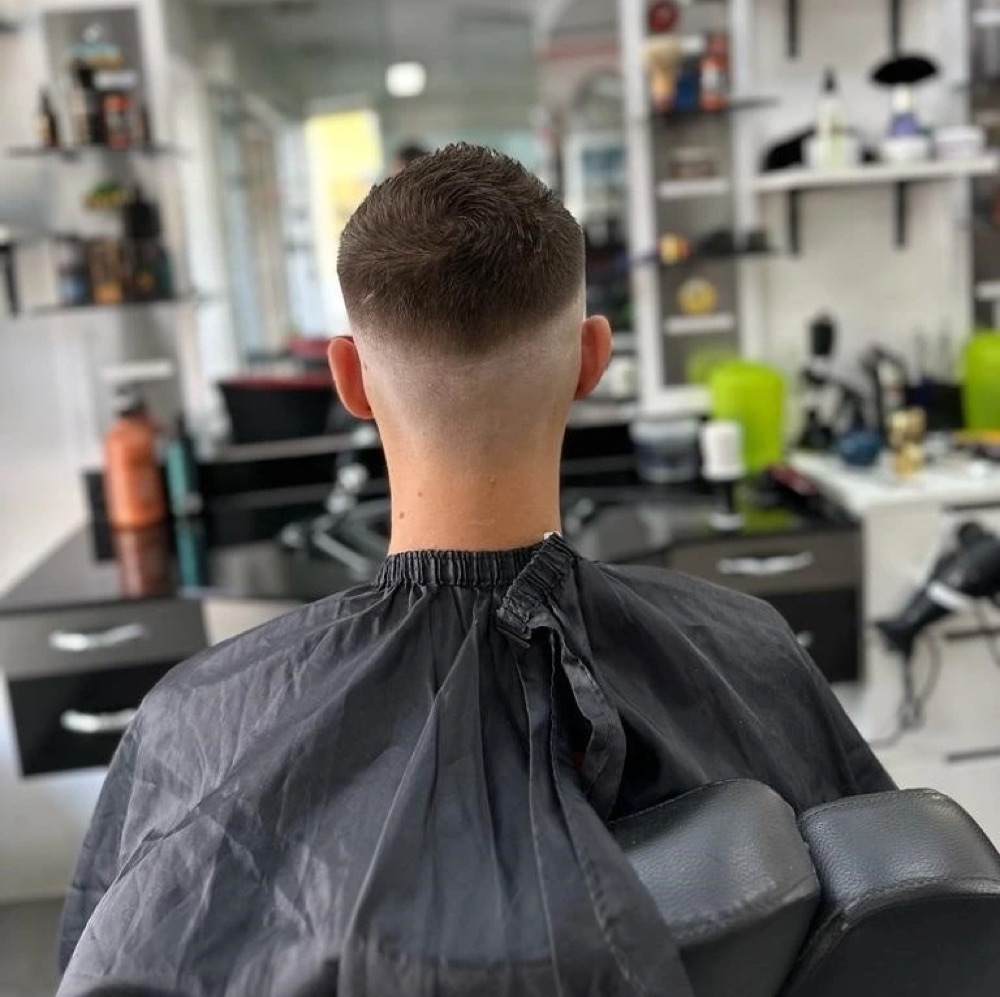 Sauber ausgearbeiteter Fade am Nacken