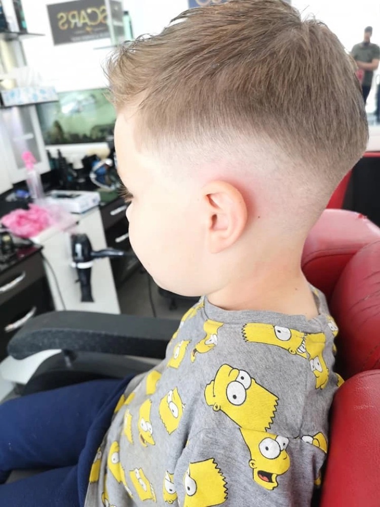 Kinderhaarschnitt mit Fade