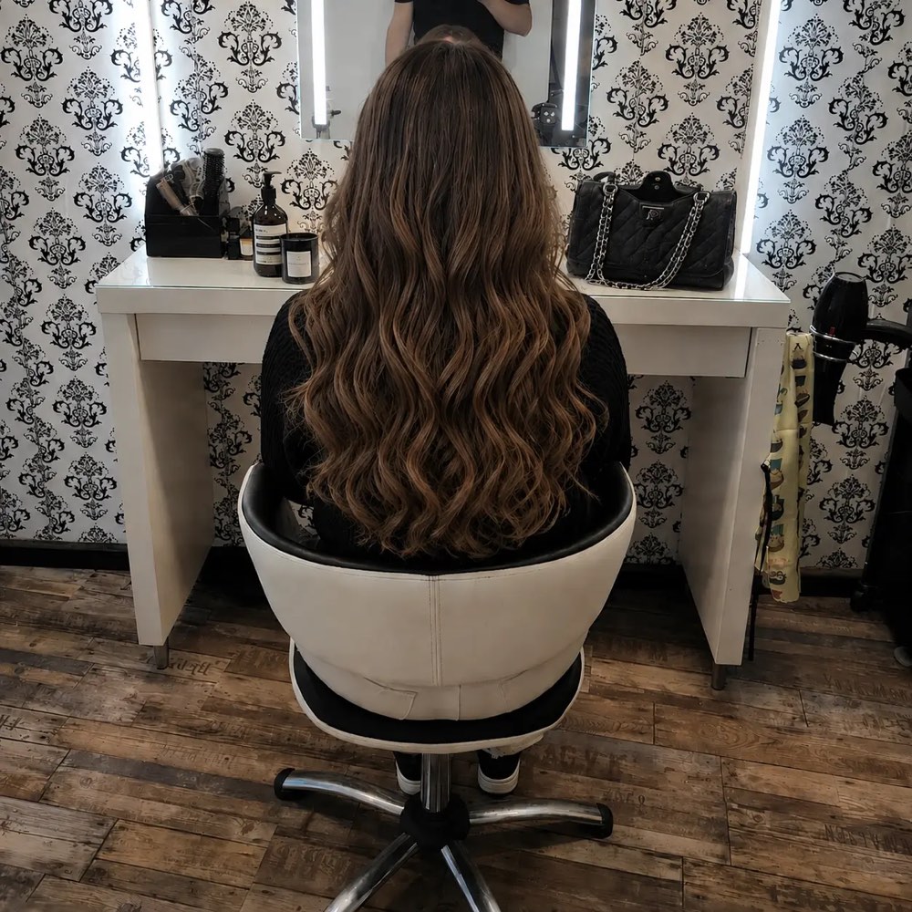 Volleres, langes Haar nach professioneller Haarverdichtung