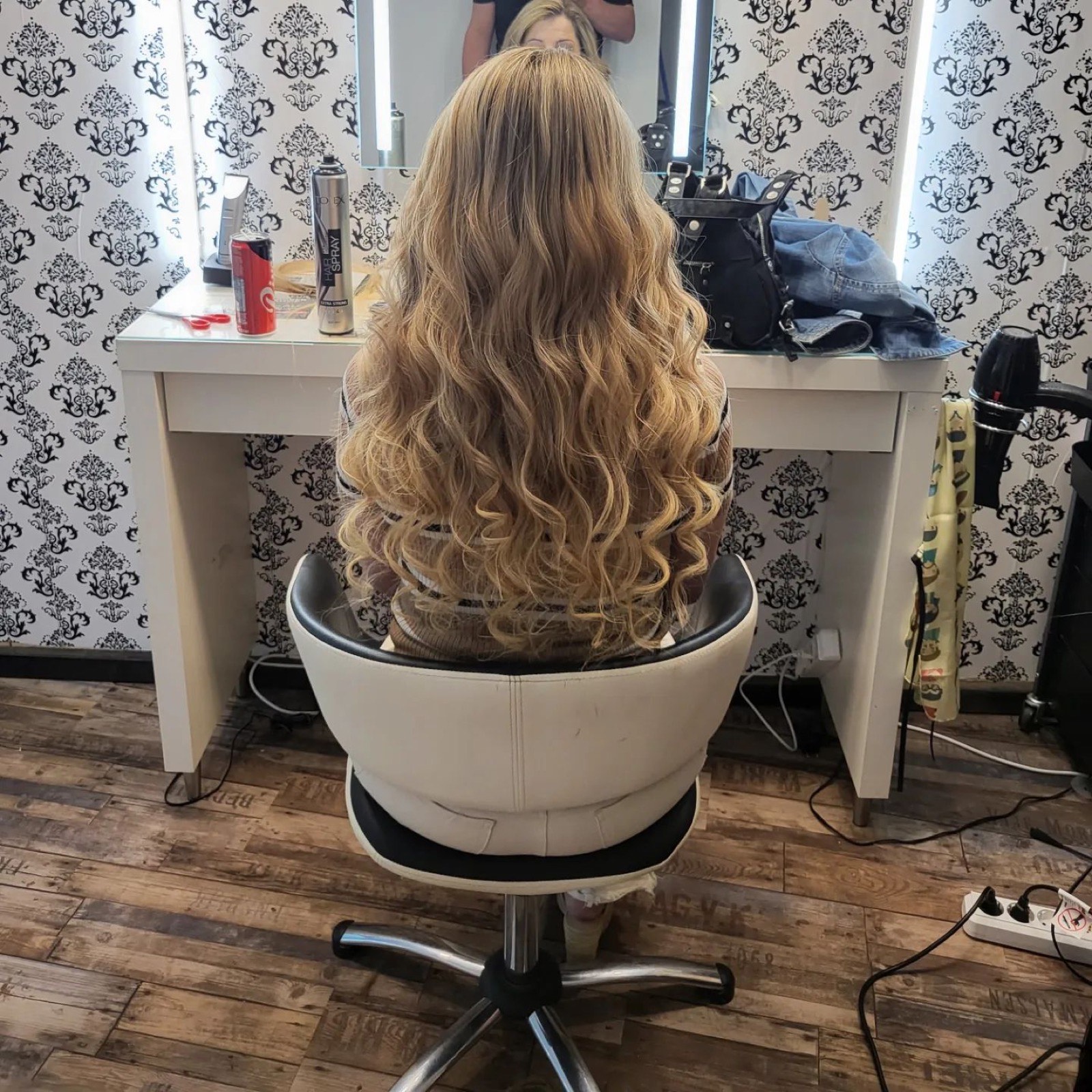 Ergebnis einer professionellen Haarverlängerung mit langen, gewellten Haaren