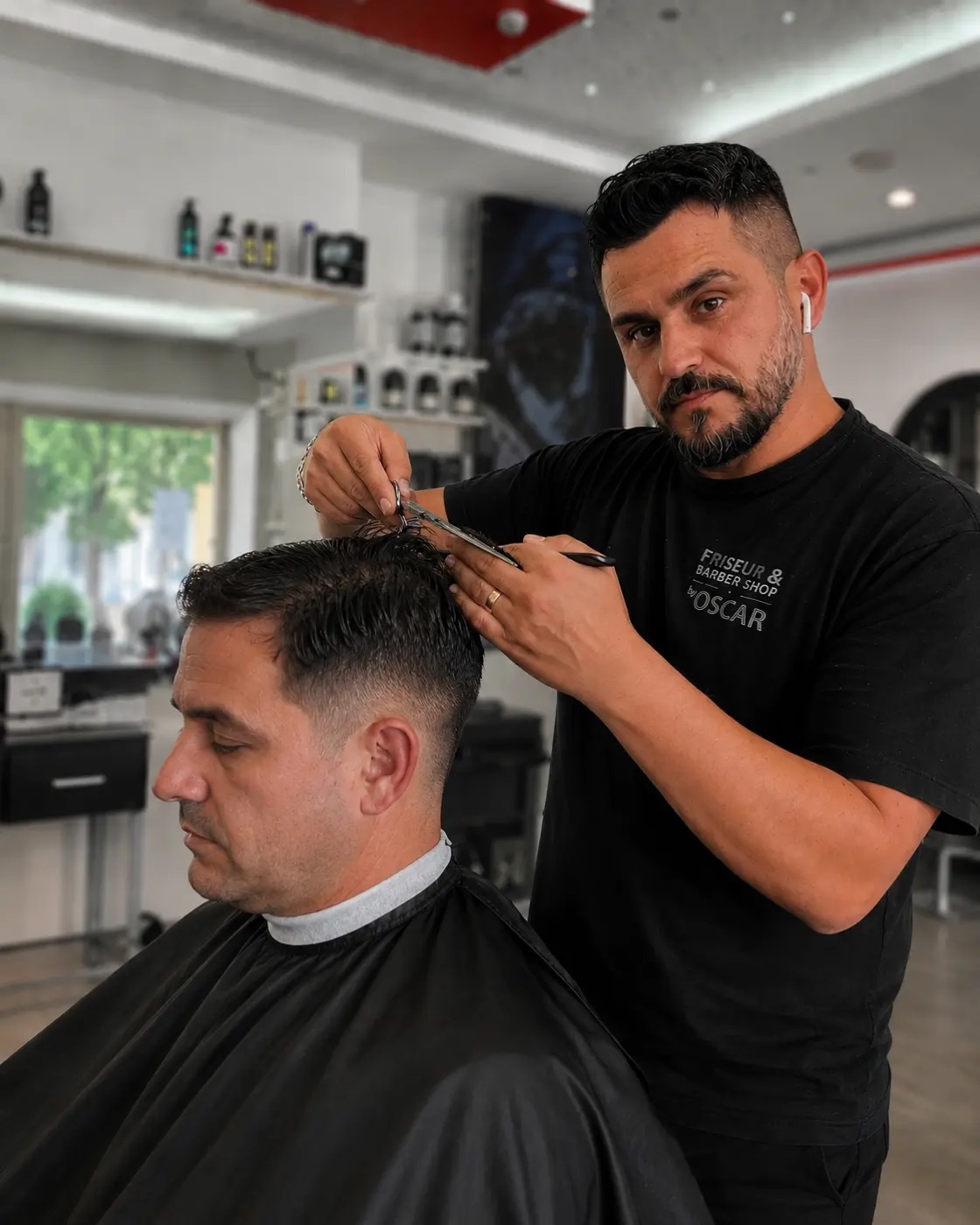 Alexander, Friseur- und Barbermeister im Oscar Alex Barbershop, beim Herrenhaarschnitt