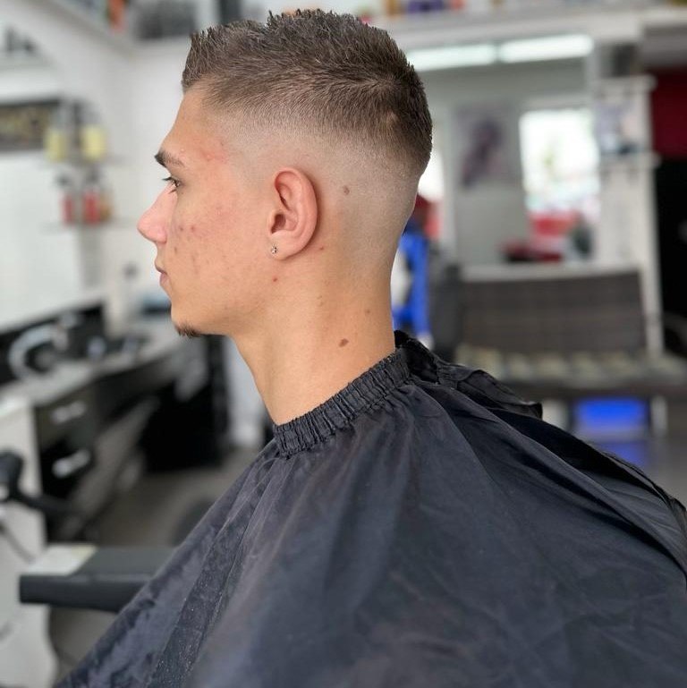 Präzise gearbeiteter Fade-Haarschnitt im Oscar Alex Barbershop