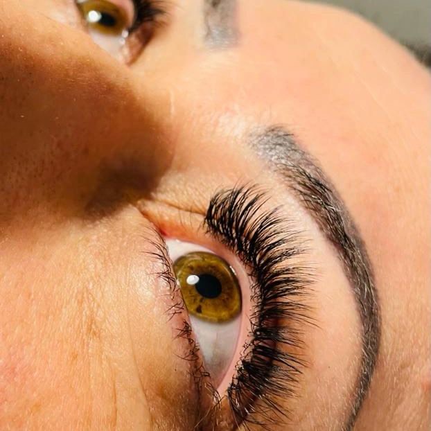 Wimpernverlängerung mit natürlichem Ergebnis